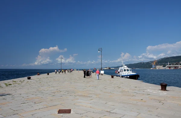 Molo Audace com turistas em Trieste — Fotografia de Stock