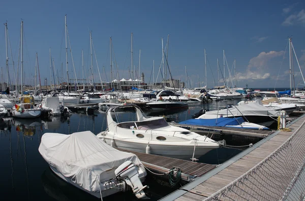 Motorboote und Segelboote im Hafen von Triest, Italien — Stockfoto