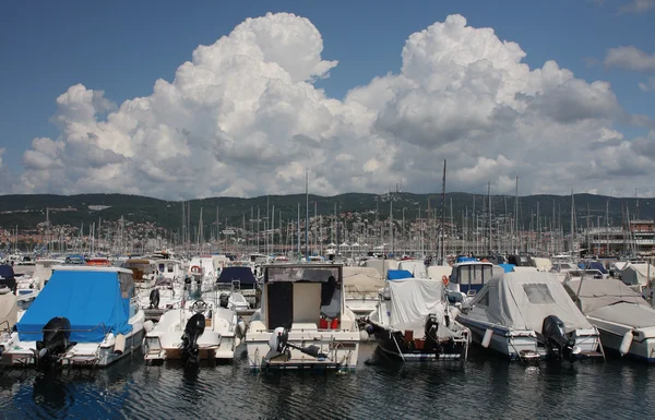 Área do porto marítimo turístico em Trieste — Fotografia de Stock