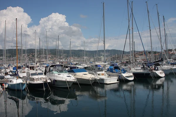 Área do porto marítimo turístico em Trieste — Fotografia de Stock