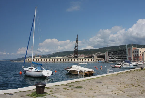Barcos atracados no porto de Trieste, Itália, no dia de verão — Fotografia de Stock