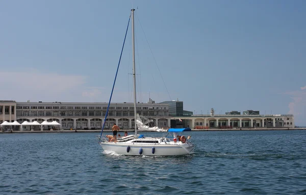 Trieste limanında yelkenli geldiğinde — Stok fotoğraf