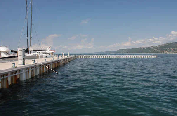 Пристань для моторних човнів та вітрильні човни в гавані Трієст — стокове фото