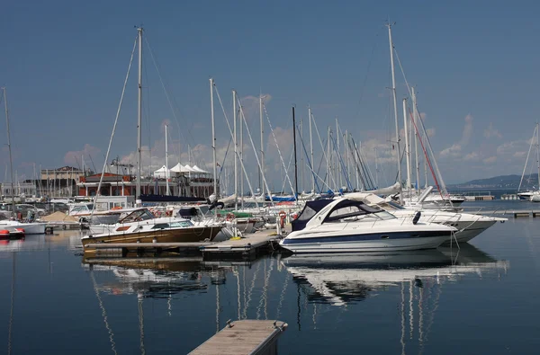 Blick auf den Touristenhafen von Triest. — Stockfoto