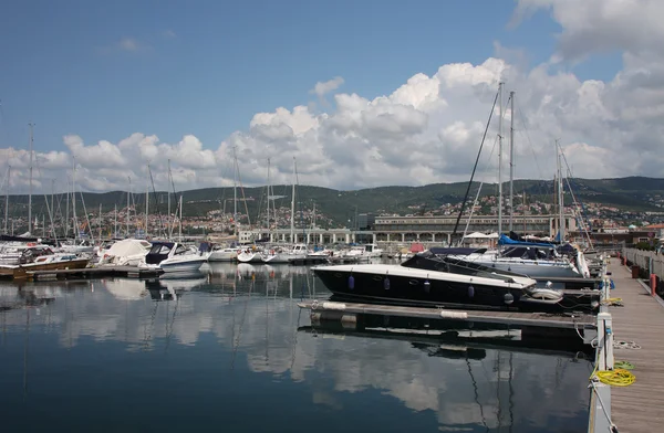 Blick auf den Touristenhafen von Triest. — Stockfoto