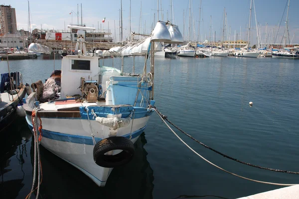 A Trieszti kikötő horgászcsónak — Stock Fotó
