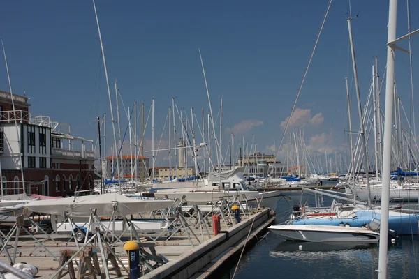 Blick auf den Touristenhafen von Triest. — Stockfoto