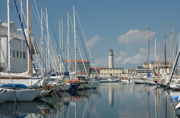 Farol e veleiros em Trieste, Itália — Fotografia de Stock