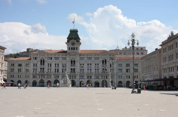 市庁舎、歴史的広場 dell Unita d アイタルの建物 — ストック写真