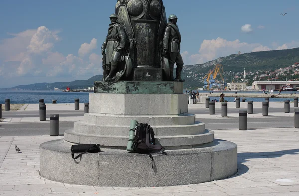 El monumento de bronce de los soldados de la Guerra Mundial . — Foto de Stock