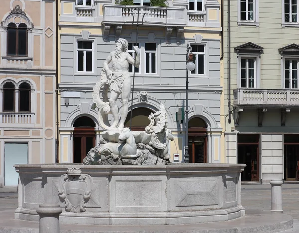 Fuente de Neptuno en Piazza della Borsa en Trieste, Italia — Foto de Stock