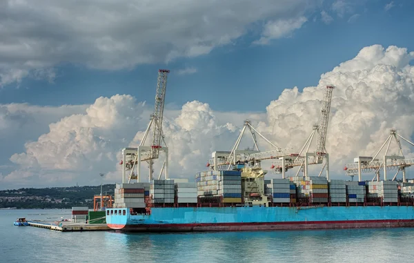 スロベニアのコペルの産業港でコンテナー船 — ストック写真