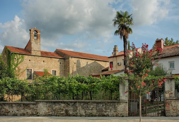 Задня подання до церкви Святої Марти в місті Koper — стокове фото