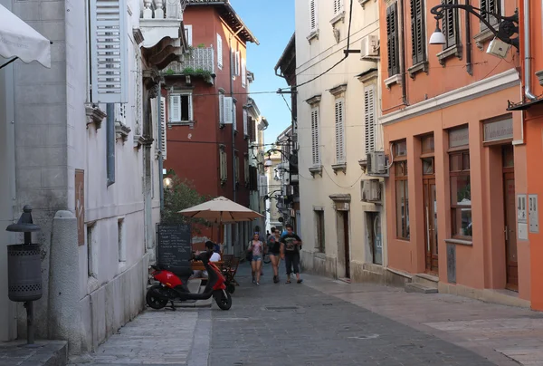 Rua da cidade velha com lojas em Koper, na Eslovénia — Fotografia de Stock