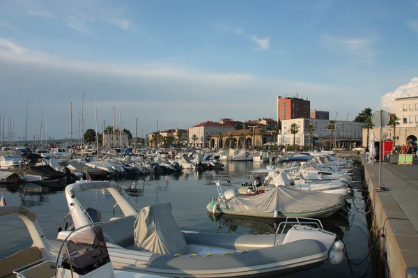 Barcos a motor em Koper, Eslovénia — Fotografia de Stock