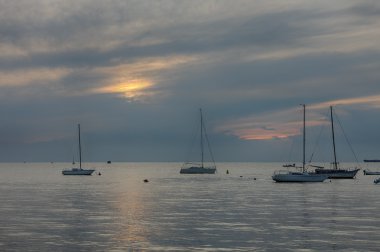 Günbatımı zaman bir yaz aylarında açık denizdeki Yelkenliler