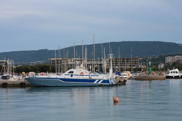 Barco da polícia atracado no porto de Koper após o pôr do sol — Fotografia de Stock