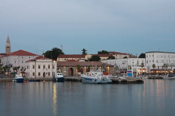 Günbatımı süre sonra Koper limanında demirlemiş polis tekneleri