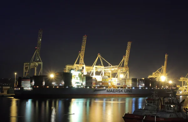 Porto industrial de Koper na Eslovénia à noite — Fotografia de Stock