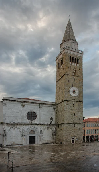 Alter romanischer Stadtturm, 13. Jahrhundert in Koper in Slowenien — Stockfoto