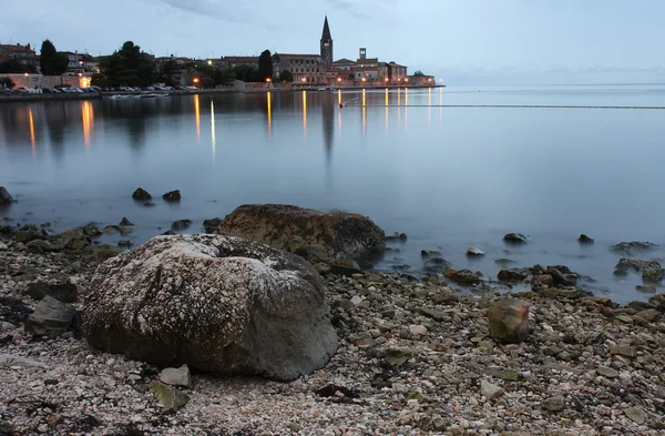 Vista noturna da cidade costeira de Porec, na Croácia — Fotografia de Stock