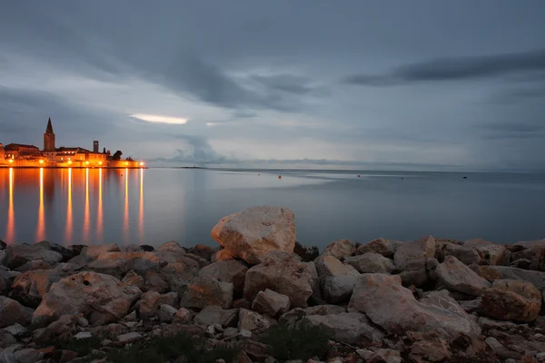 Vista noturna da cidade costeira de Porec, na Croácia — Fotografia de Stock
