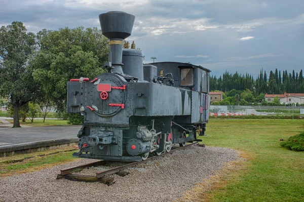 Vieja locomotora de vapor en la estación de tren en día nublado — Foto de Stock