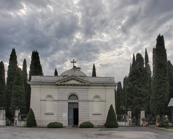 Bulutlu gün Koper Slovenya mezarlığı kilisede — Stok fotoğraf