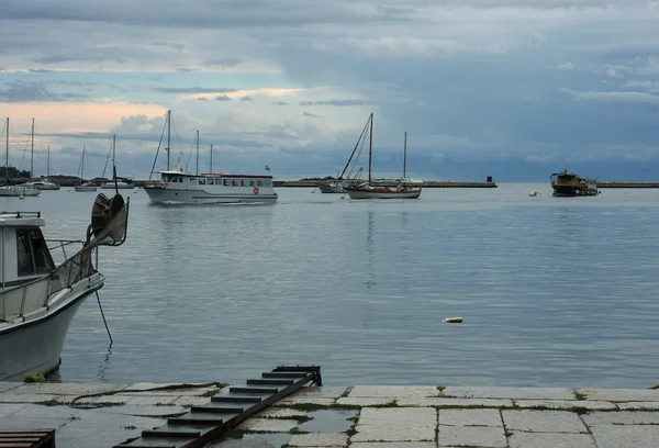 Porec, Hırvatistan yağmurda sonra tekne ile liman. — Stok fotoğraf