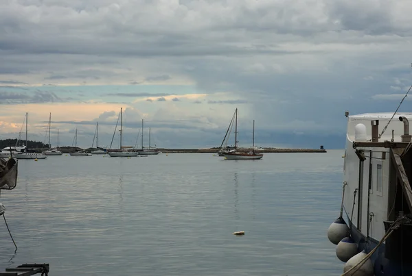 Porto con barche dopo la pioggia a Porec in Croazia . — Foto Stock