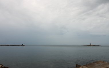 Arka plan bulutlu gökyüzü üzerinde iki fenerler.