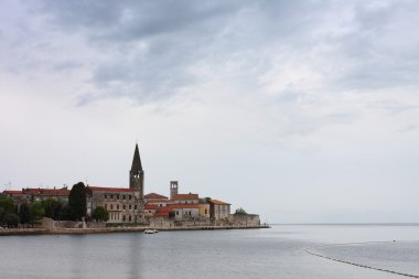 Kıyı kasaba Porec Hırvatistan bulutlu akşam görünümünü.
