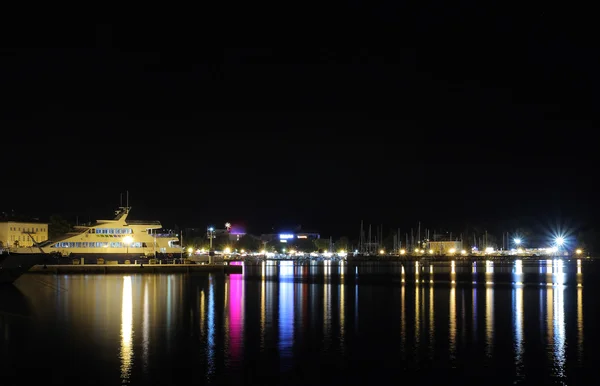 Porec, Hırvatistan turistik liman gece — Stok fotoğraf