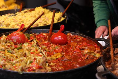 Noel piyasa büyük tavada yemek pişirme 