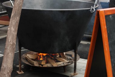 Macaristan perkelt büyük çaydanlık pişirme