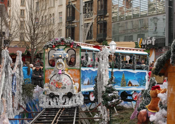 Tren pequeño - diversión para los niños en el mercado de Navidad —  Fotos de Stock