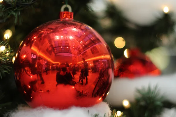 Kerstbal op kerstboom — Stockfoto