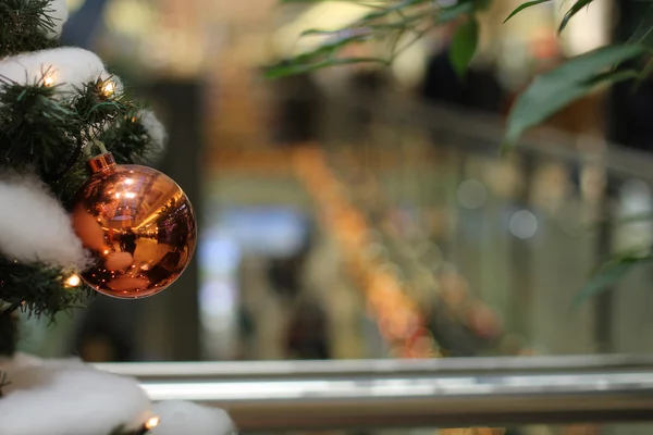 Bauble de Natal na árvore de Natal — Fotografia de Stock
