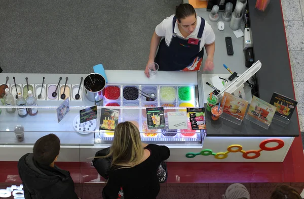 Junge Frau verkauft Bubble Tea — Stockfoto