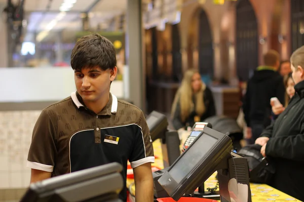 Satış Mcdonald restoranda genç adam — Stok fotoğraf