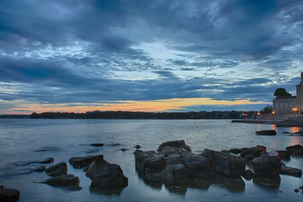 Salida del sol sobre el mar en Porec en Croacia —  Fotos de Stock