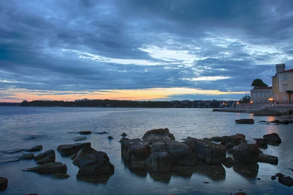 Salida del sol sobre el mar en Porec en Croacia —  Fotos de Stock