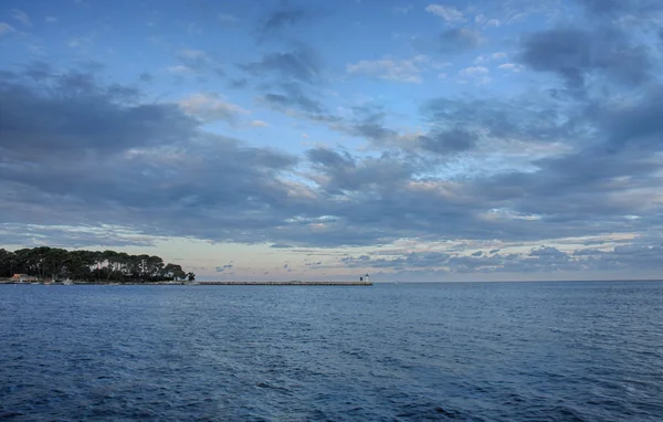 İskelede arka plan bulutlu gökyüzü deniz feneri. — Stok fotoğraf