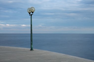 Sahil kasaba Porec kaldırım üzerinde ışık