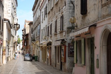 Eski şehir ile sokak Porec Hırvatistan depolar