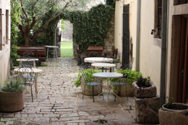 Sandalye ve masa evin önünde 