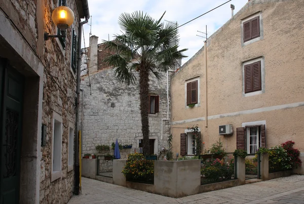 Oude stenen huizen in Porec in Kroatië — Stockfoto