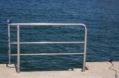 Çelik parmaklıklar BM tuorist yaz günü limanda.