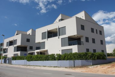 Güneşli bir günde Hırvatistan'da Bina Modern Dublex