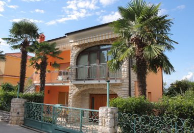 Güneşli gün apartmanda Hırvatistan